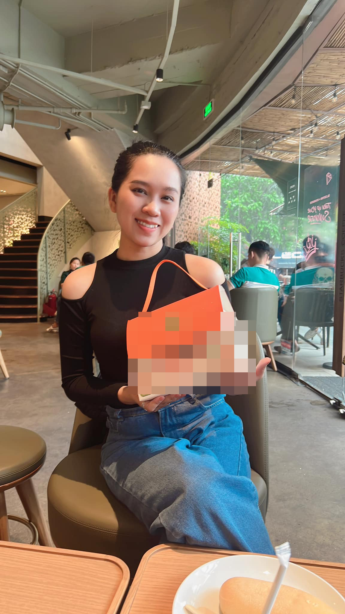 Cháu gái cố NSƯT Vũ Linh bất ngờ chuyển nghề, vẫn bị netizen ném đá - Ảnh 1